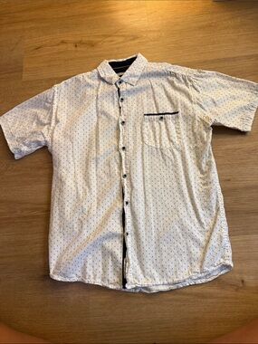Casual Short-Sleeve White Button-Down Shirt with Micro Dot Pattern